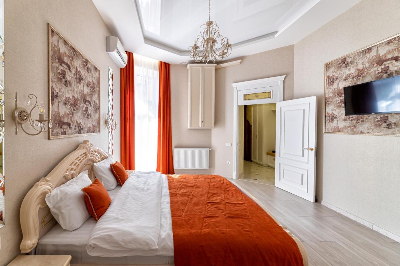 2 Bedroom Apartment Tykha Street City Center With Parking Place Lviv Exterior photo