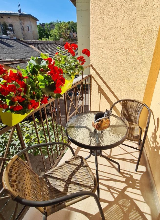 2 Bedroom Apartment Tykha Street City Center With Parking Place Lviv Exterior photo