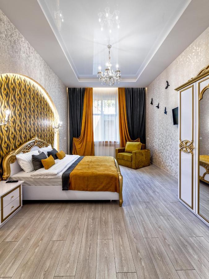 2 Bedroom Apartment Tykha Street City Center With Parking Place Lviv Exterior photo